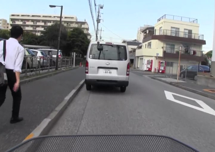 駐停車車両の側方通行
